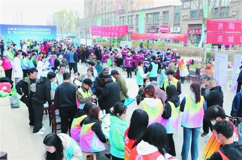 活动当天,结核科、心血管等20多个学科专家和党员青年志愿者参与现场咨询和诊疗服务